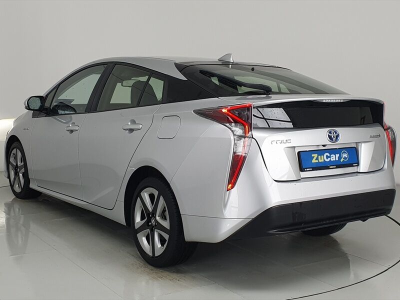 More views of Toyota Prius