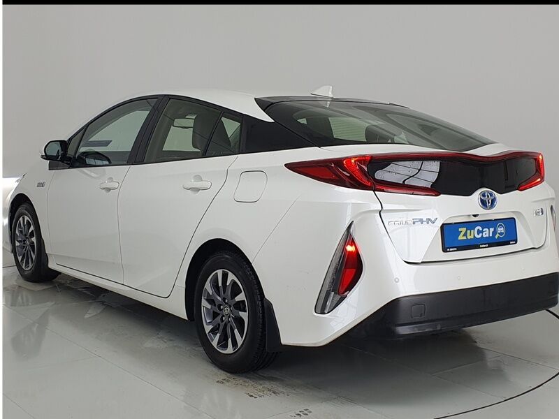 More views of Toyota Prius